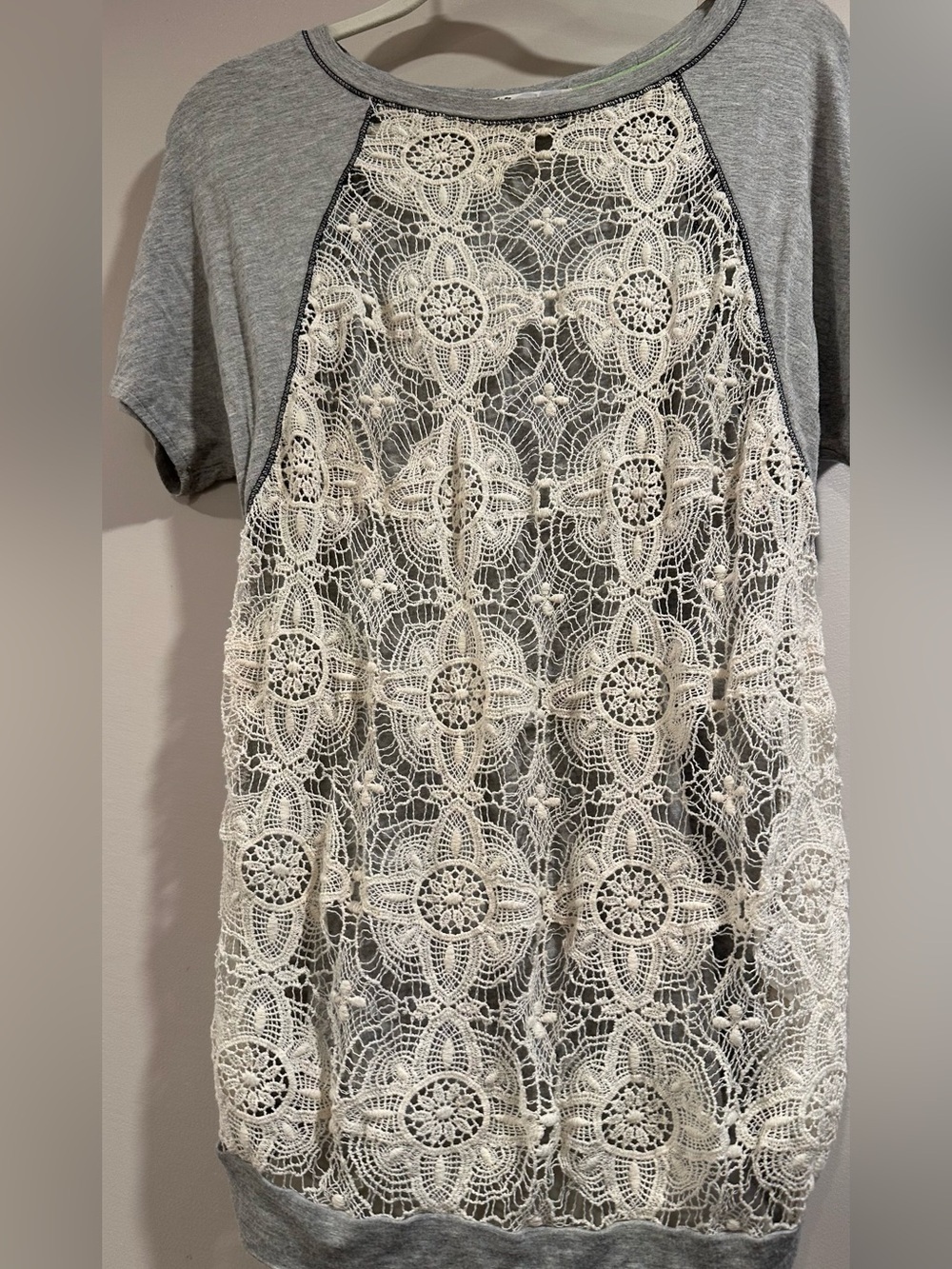 Jolt Boho Mixed Media Lace Front Raglan Top Gray & White Floral Crochet Medium - Picture 5 of 15